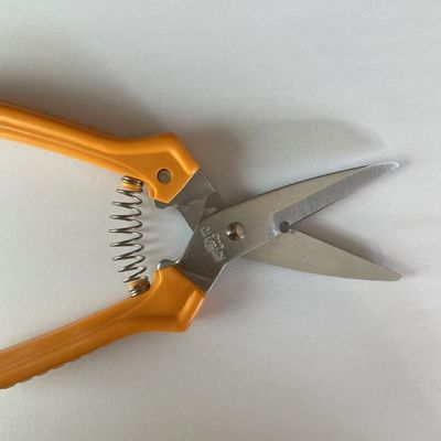Elektrodraht-Allzweckschere mit ergonomischem orangefarbenem Griff