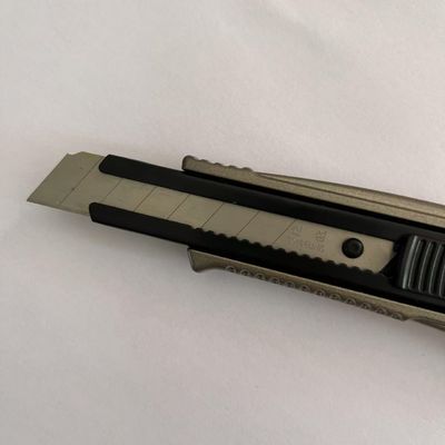 Vielseitiges Mehrzweck-Abbrechklingenmesser 18mm mit Aluminium SK2-Klinge
