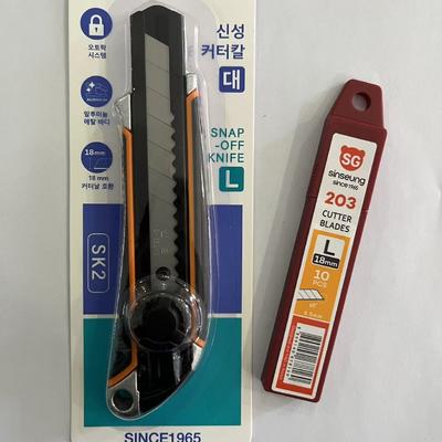 18mm ergonomisch gestaltetes Schneidenmesser mit schwarz-orangeem Griff